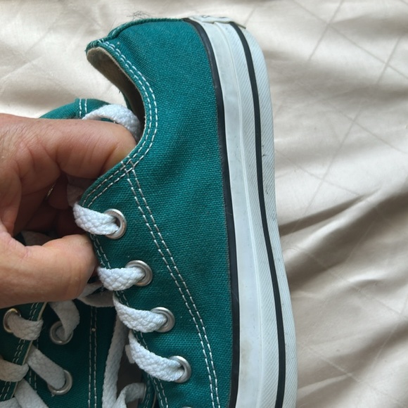Converse Chuck Taylor low tops in green. Ladies size 5. Really nice shape! - Picture 13 of 13